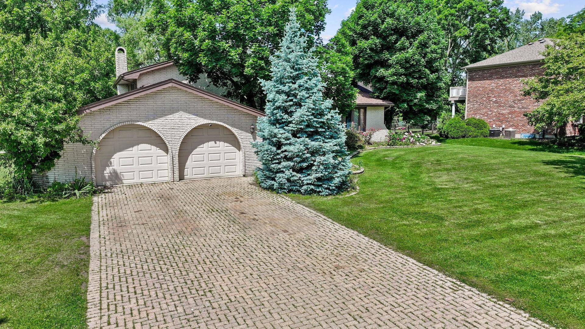 8408 Lakeside DR, Downers Grove, IL 60516