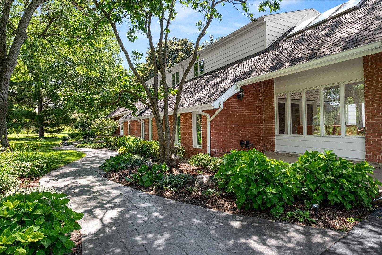 6N056 Surrey RD, Wayne, IL 60184