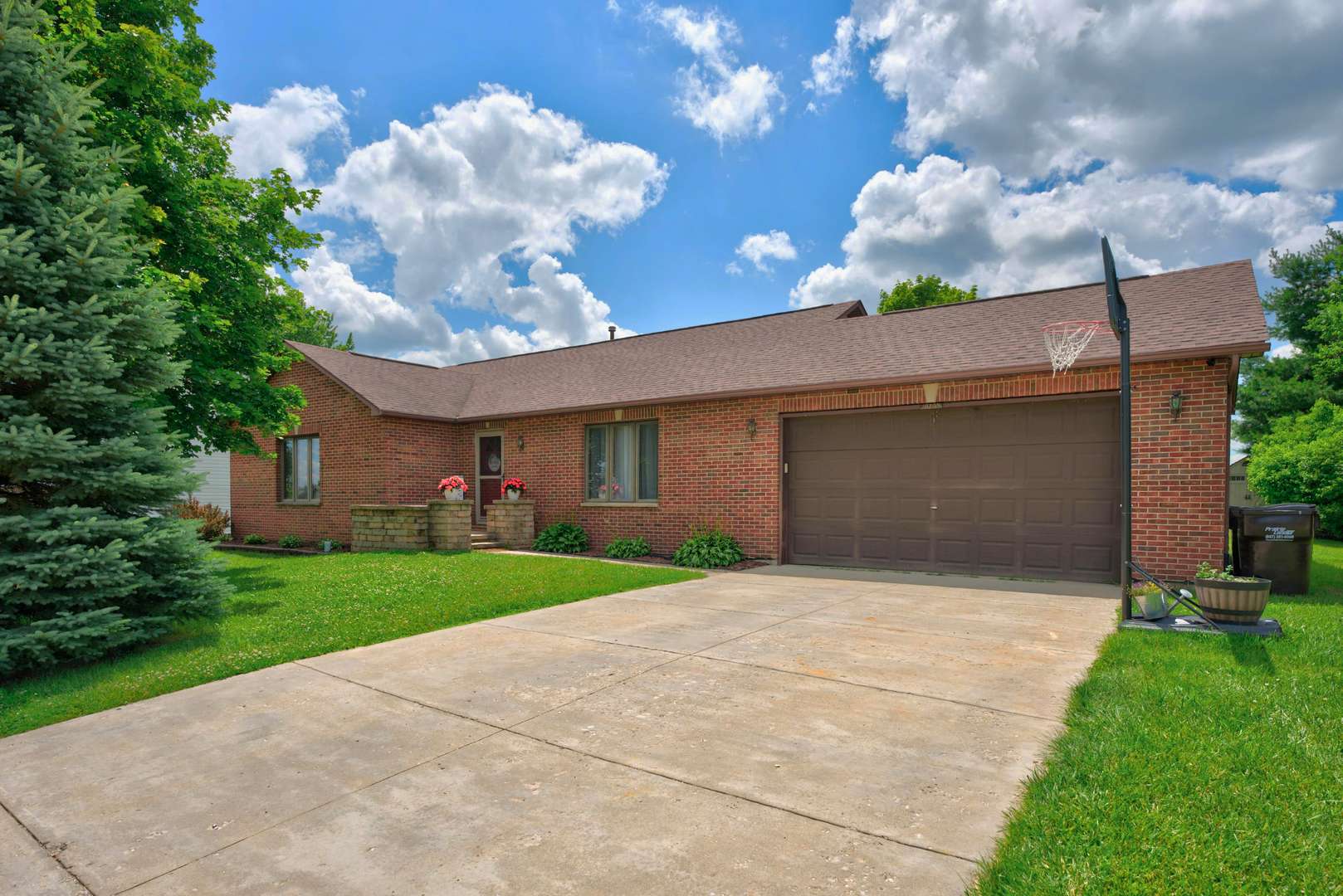 10205 Sharon LN, Hebron, IL 60034