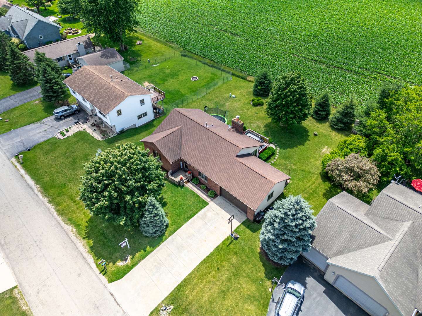 10205 Sharon LN, Hebron, IL 60034
