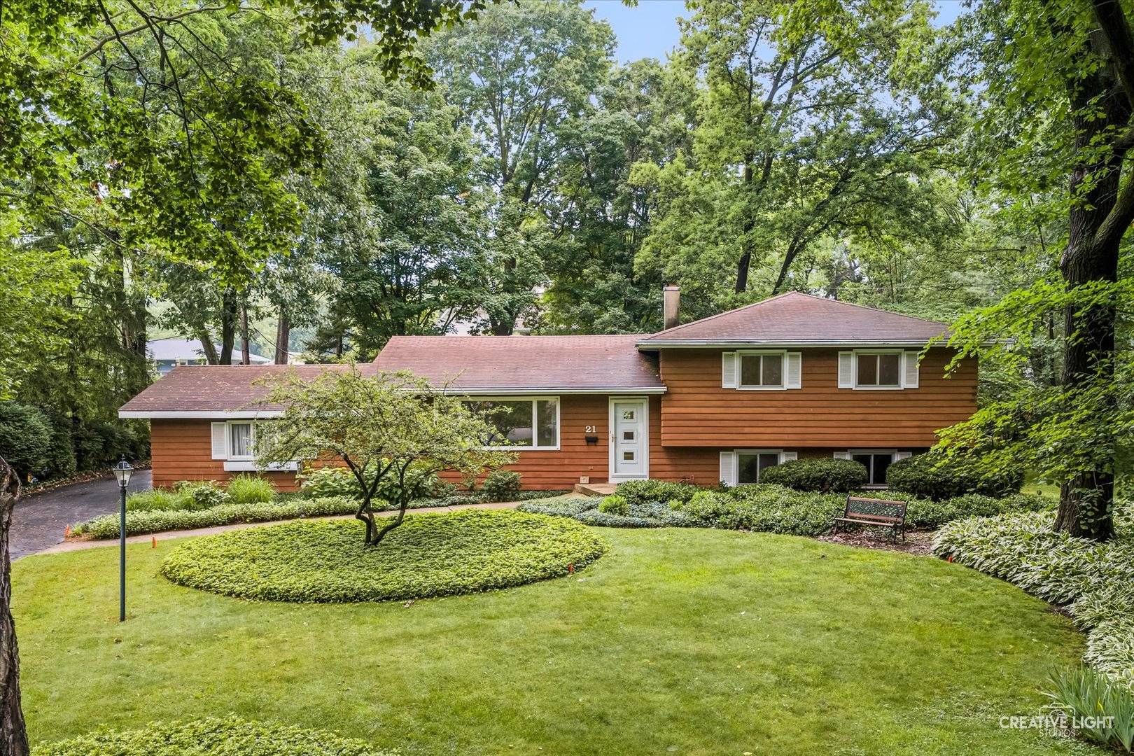 21 Golden Larch CT, Naperville, IL 60540