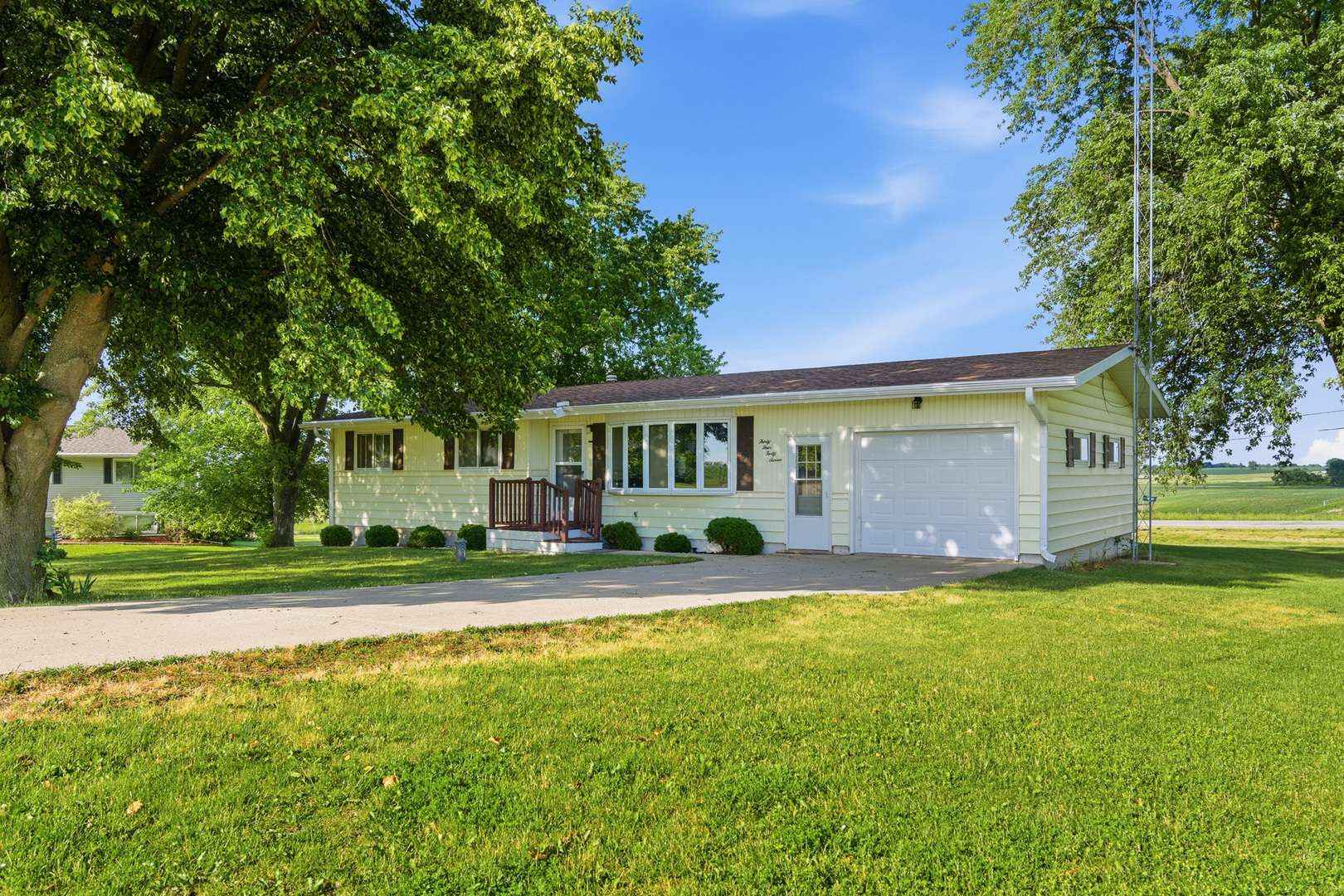3447 Hilldale DR, Freeport, IL 61032