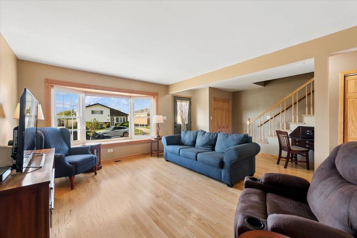 3810 Emerson DR, Schiller Park, IL 60176