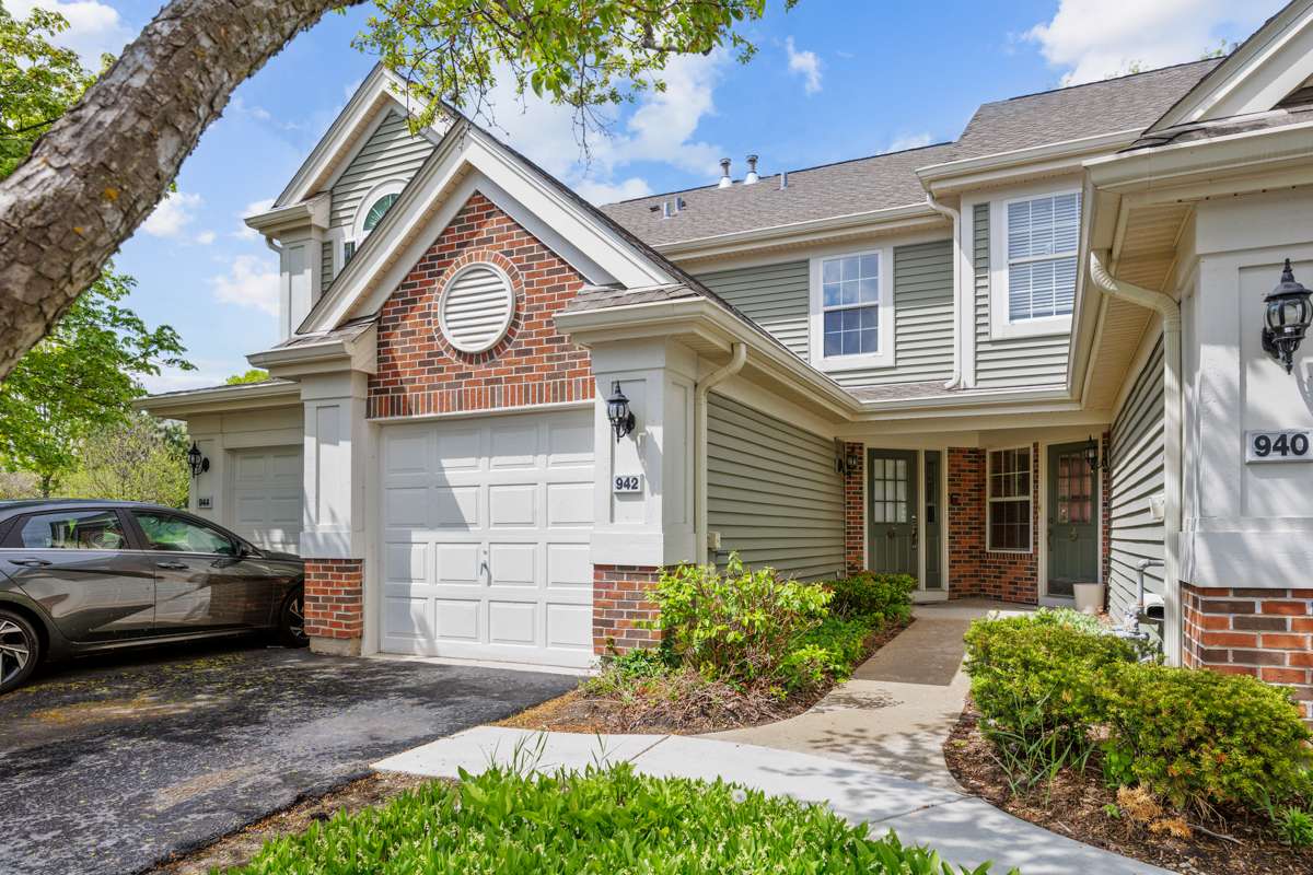 942 Little Falls CT, Elk Grove Village, IL 60007