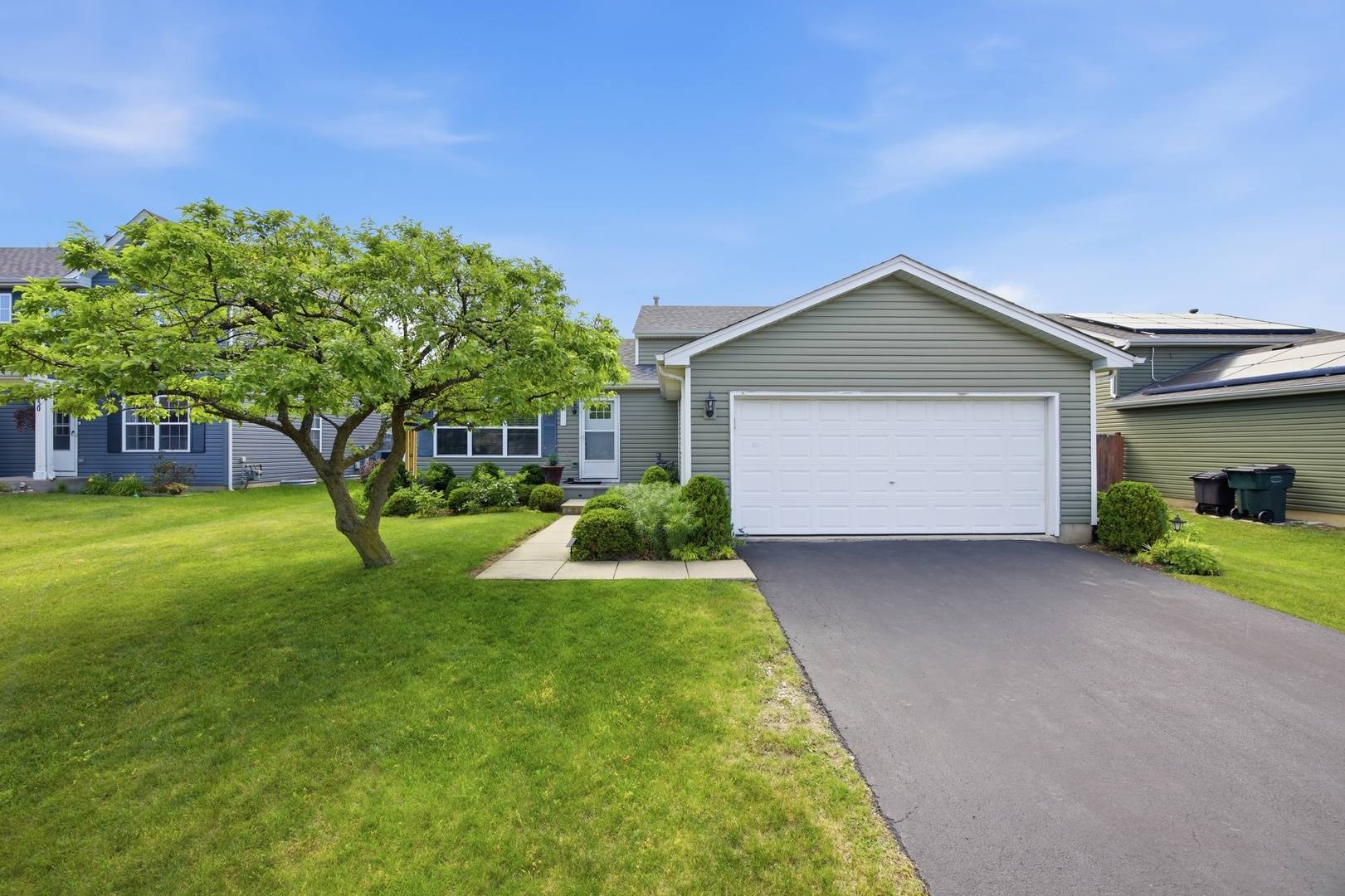 2438 Lotus DR, Round Lake Heights, IL 60073
