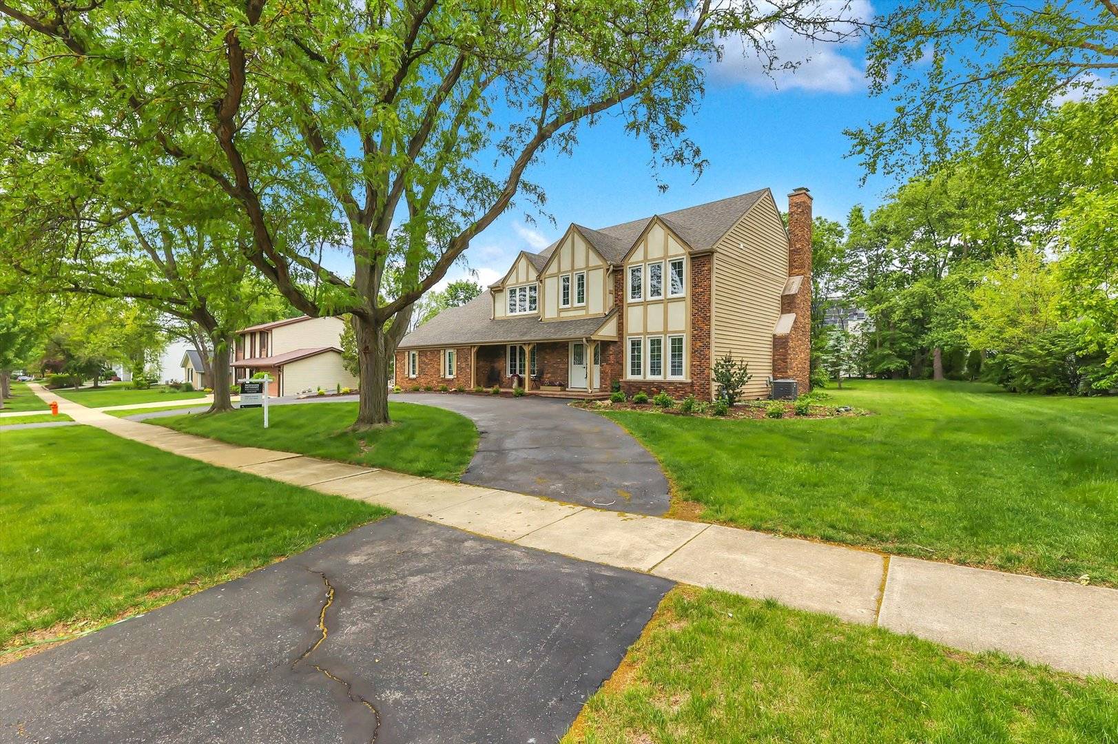 967 W Bauer RD, Naperville, IL 60563