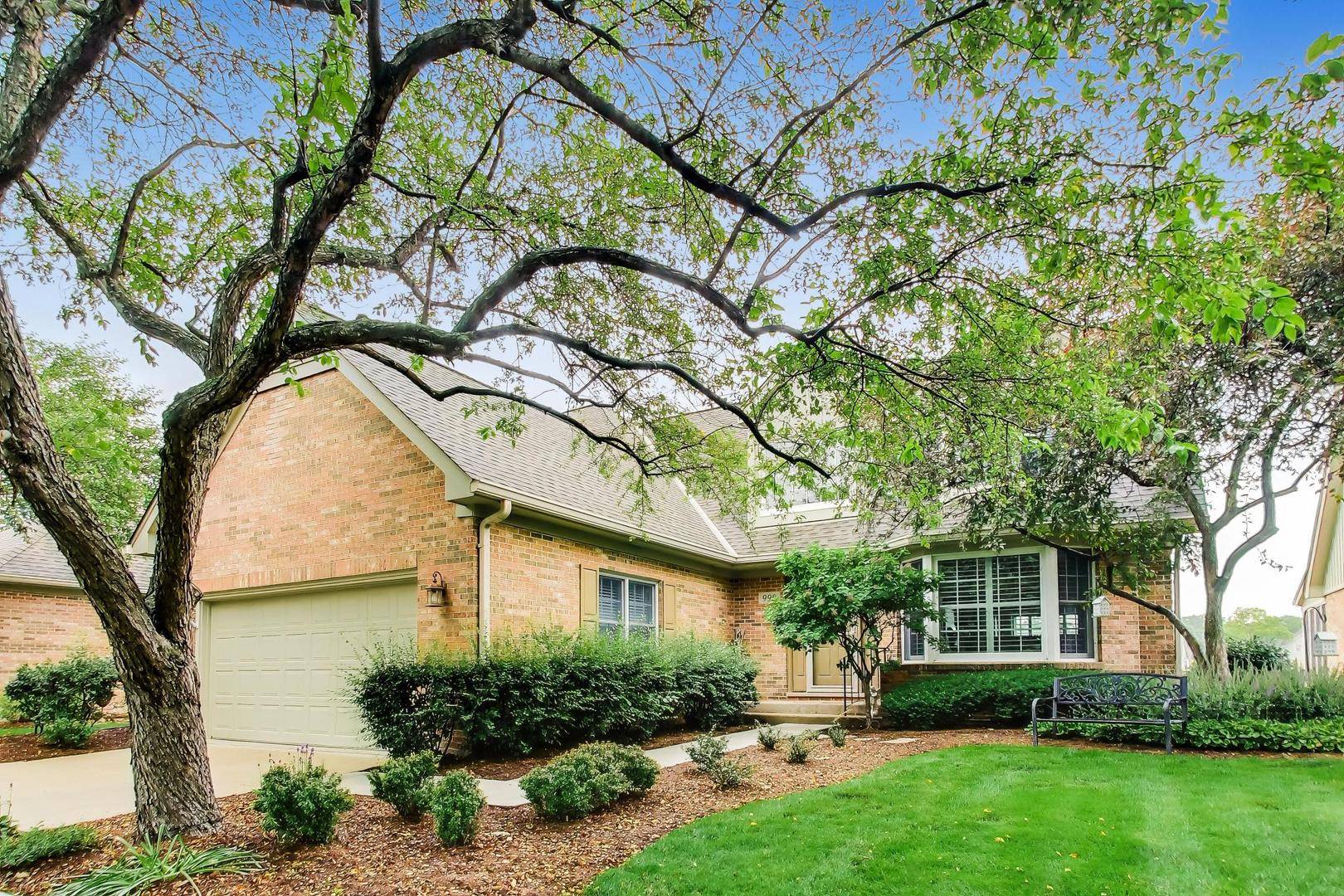 998 Plantain CT, Crystal Lake, IL 60014