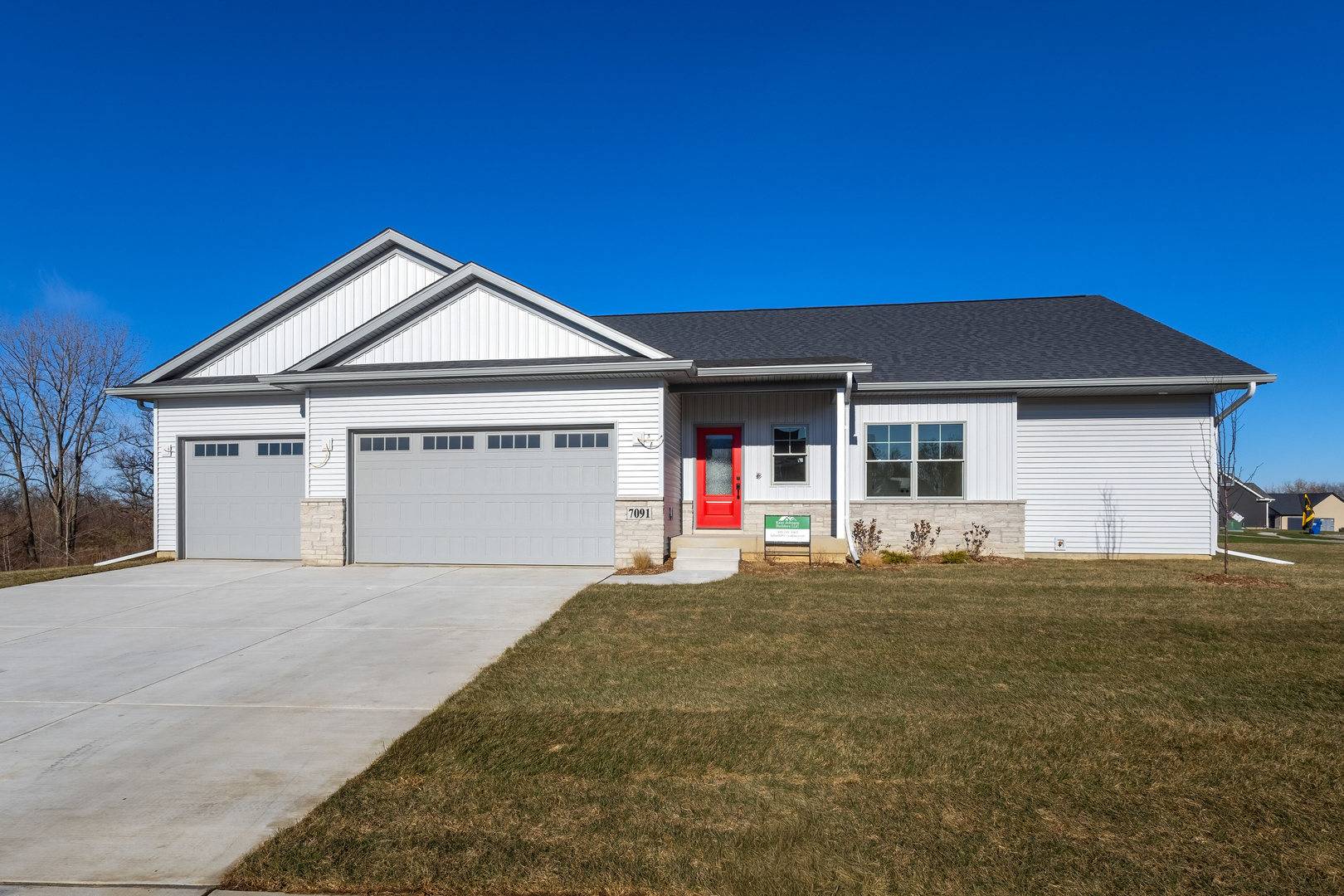 7091 SPRING CREEK DR, Bettendorf, IA 52722