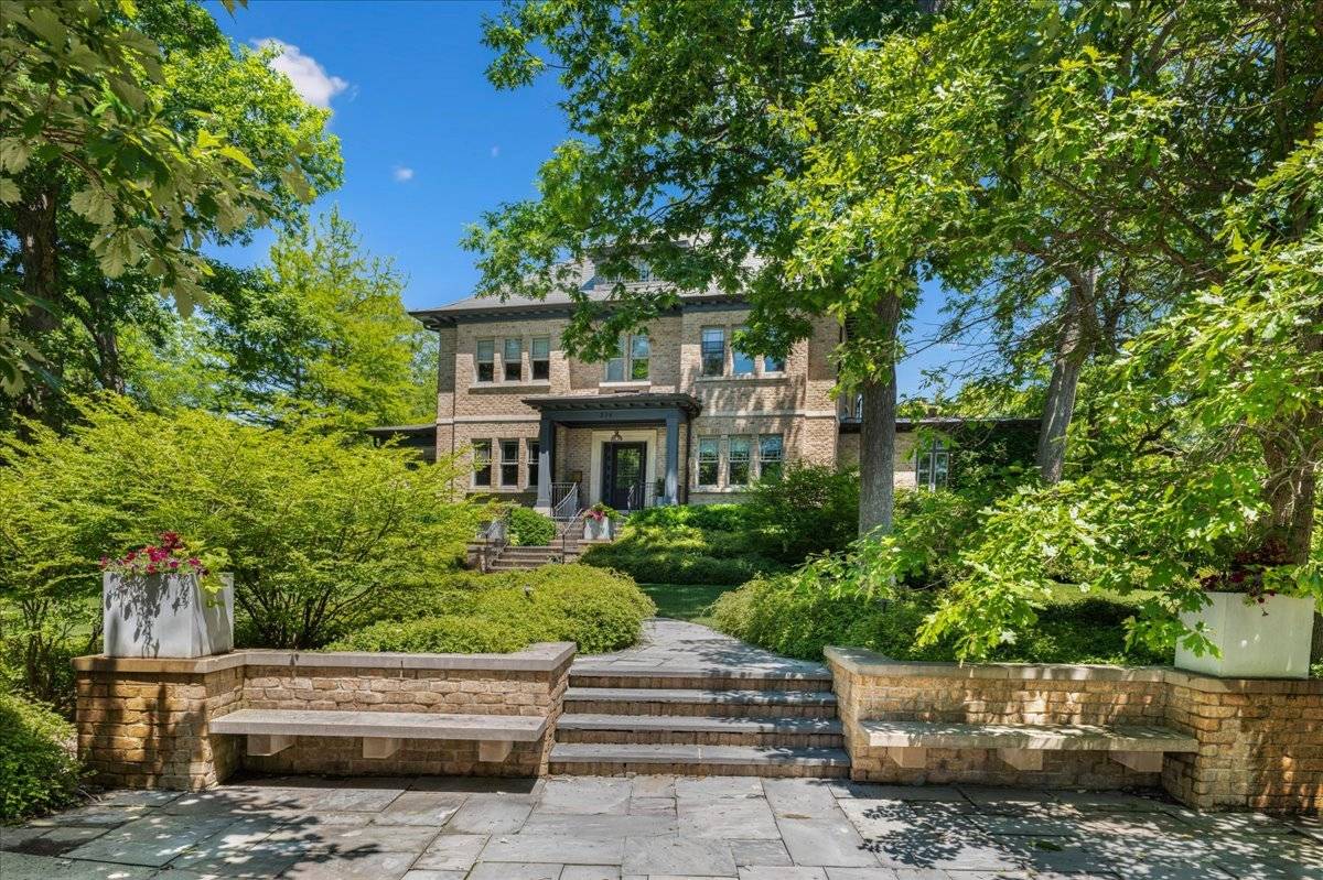 395 Greenleaf AVE, Glencoe, IL 60022