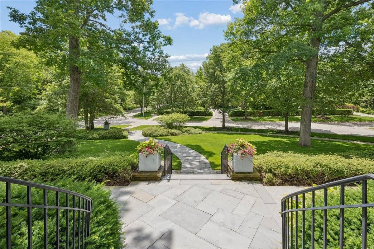 395 Greenleaf AVE, Glencoe, IL 60022