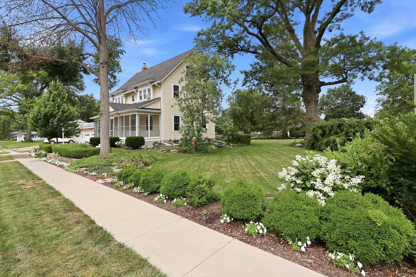 418 W Davenport ST, Eldridge, IA 52748