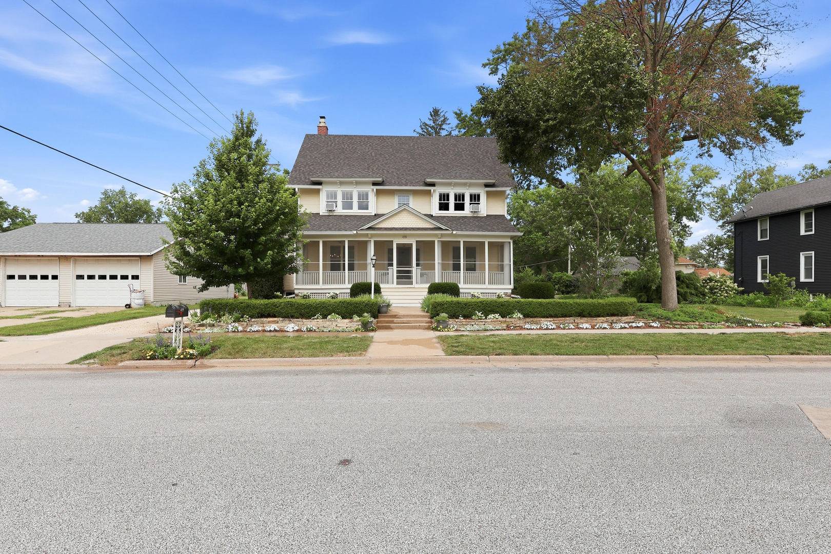 418 W Davenport ST, Eldridge, IA 52748