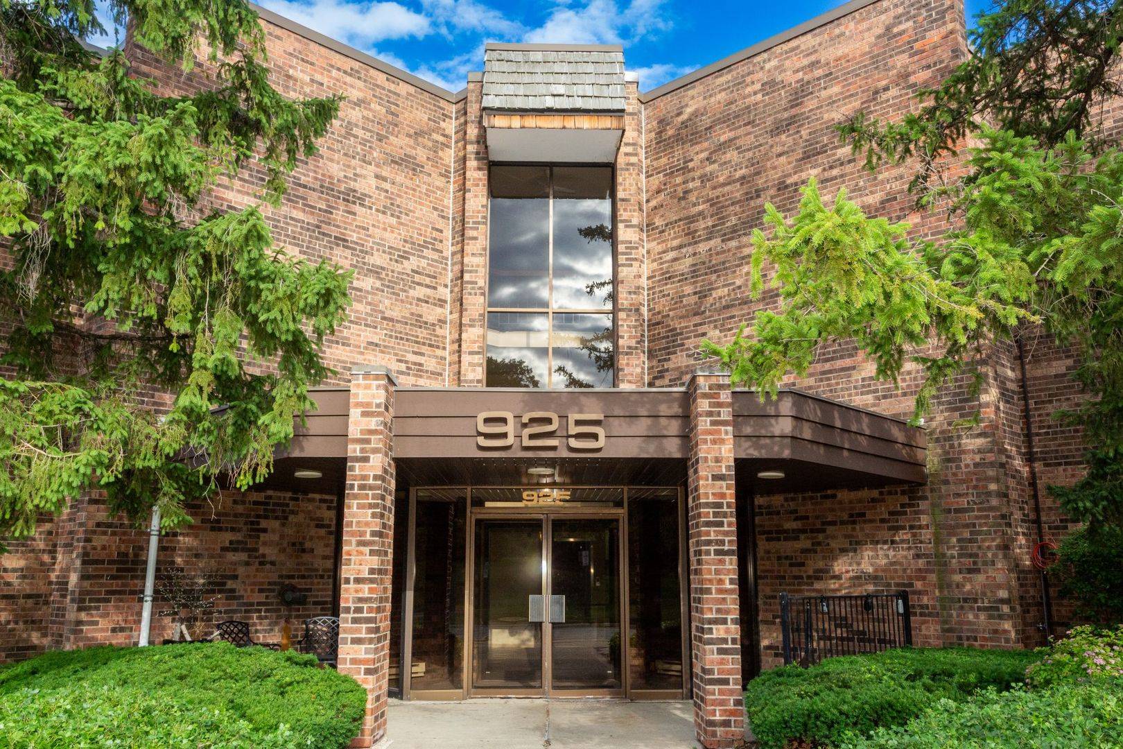 925 Spring Hill DR #311, Northbrook, IL 60062