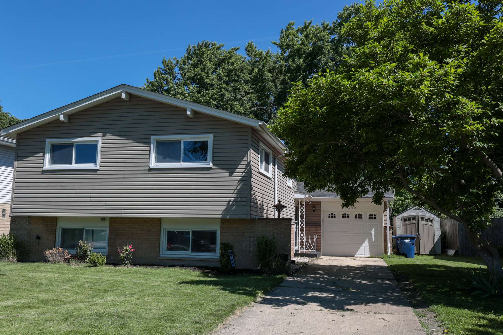 240 Brentwood DR, Des Plaines, IL 60016