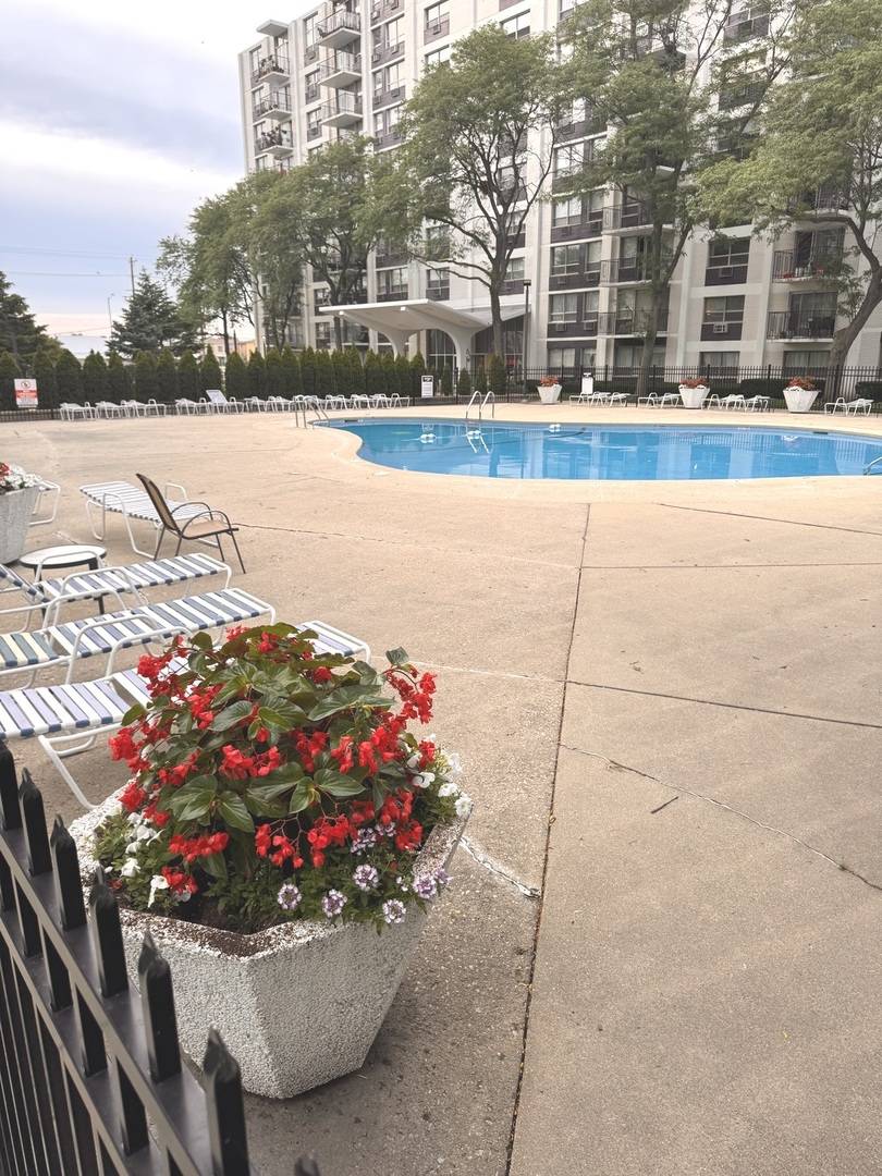 9009 Golf RD #2G, Des Plaines, IL 60016