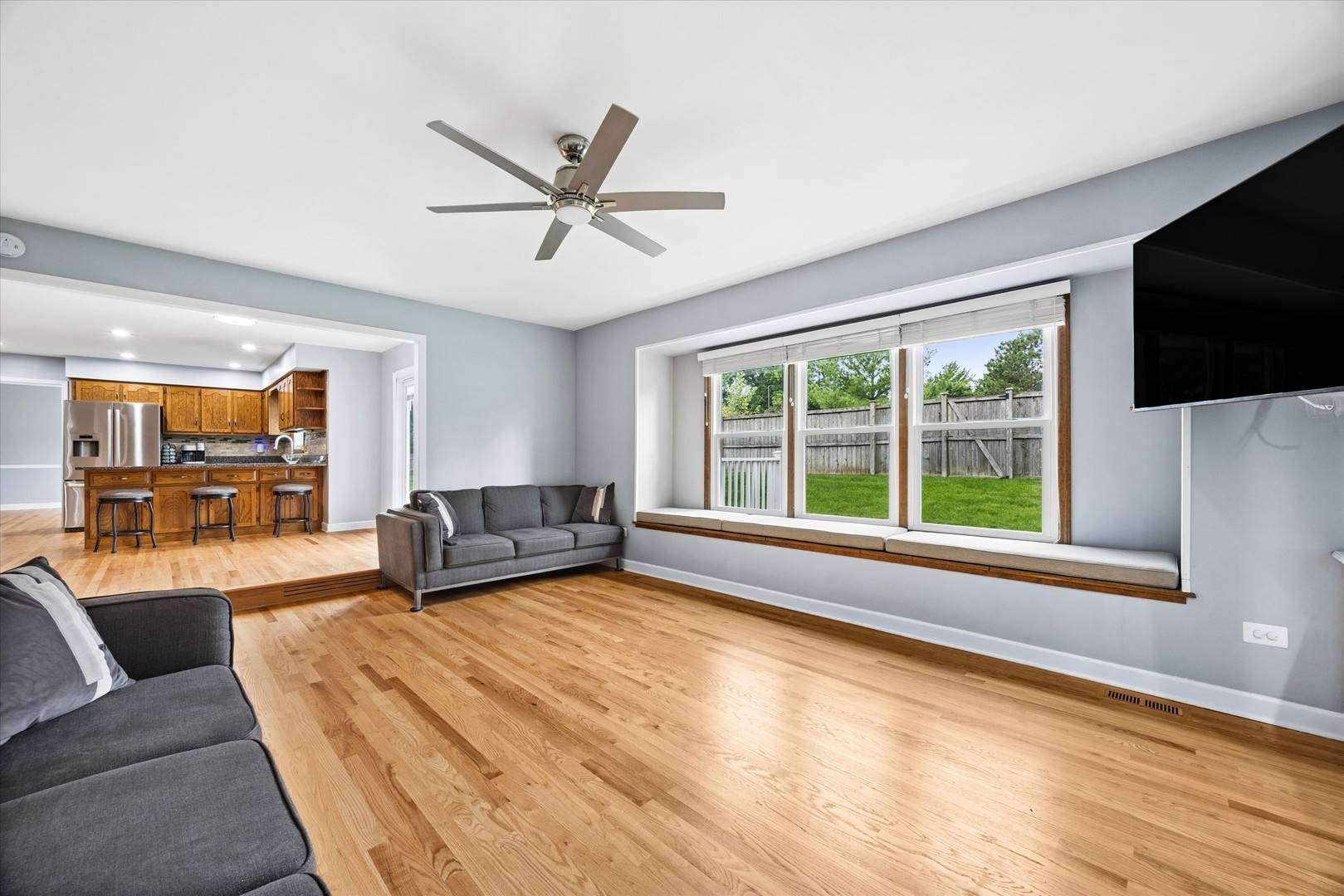 6076 Angel LN, Lisle, IL 60532
