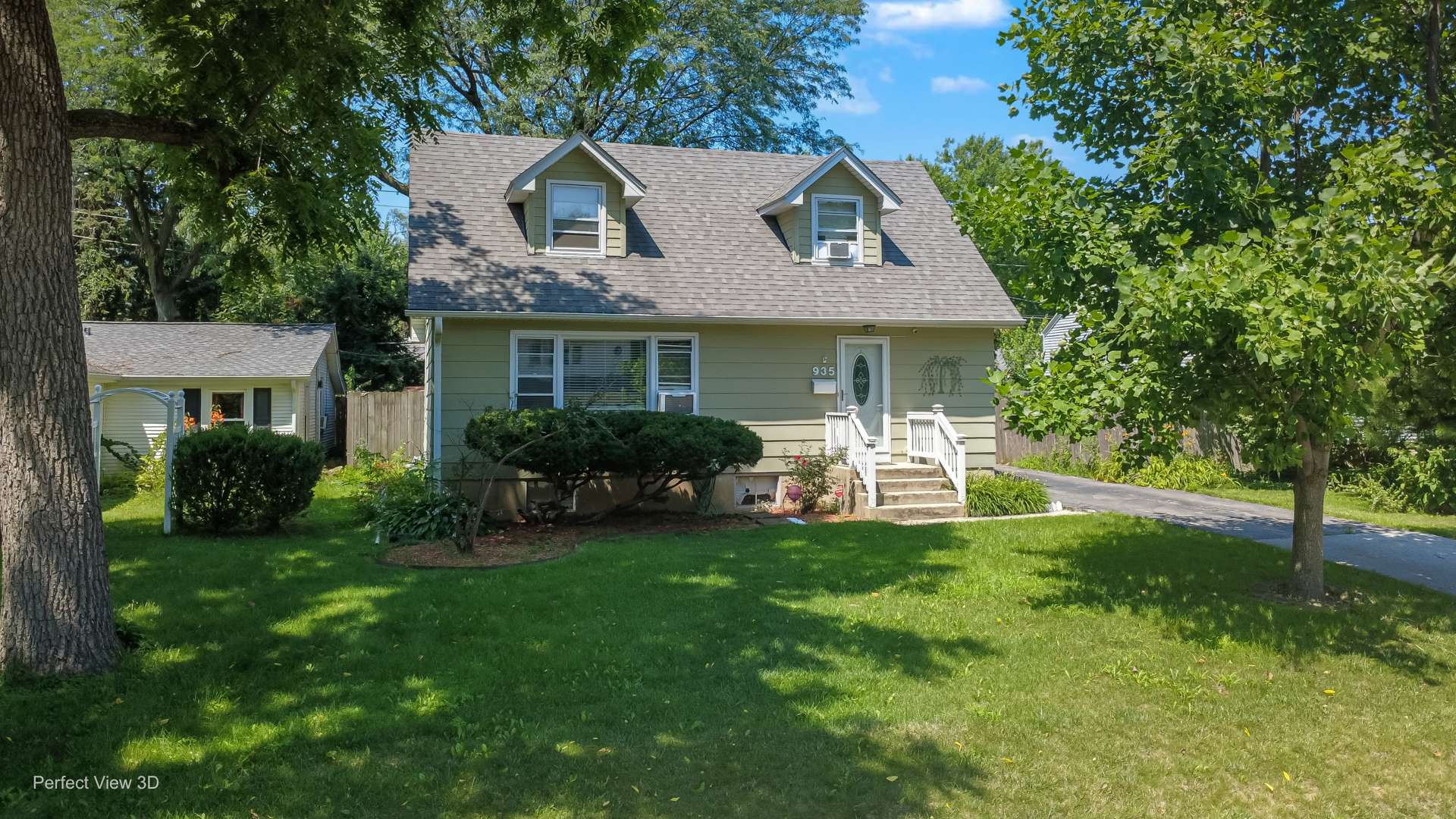 935 N Webster ST, Naperville, IL 60563