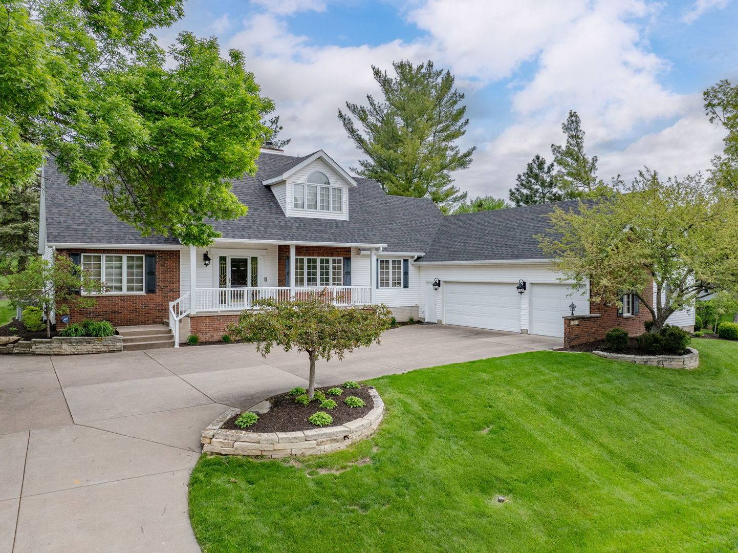 5018 Turnberry LN, Davenport, IA 52807