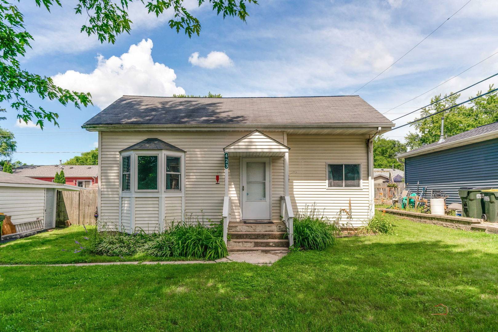 423 Lily LN, Lakemoor, IL 60051