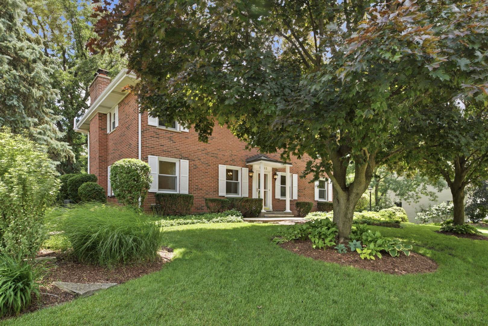 1065 Barneswood DR, Downers Grove, IL 60515