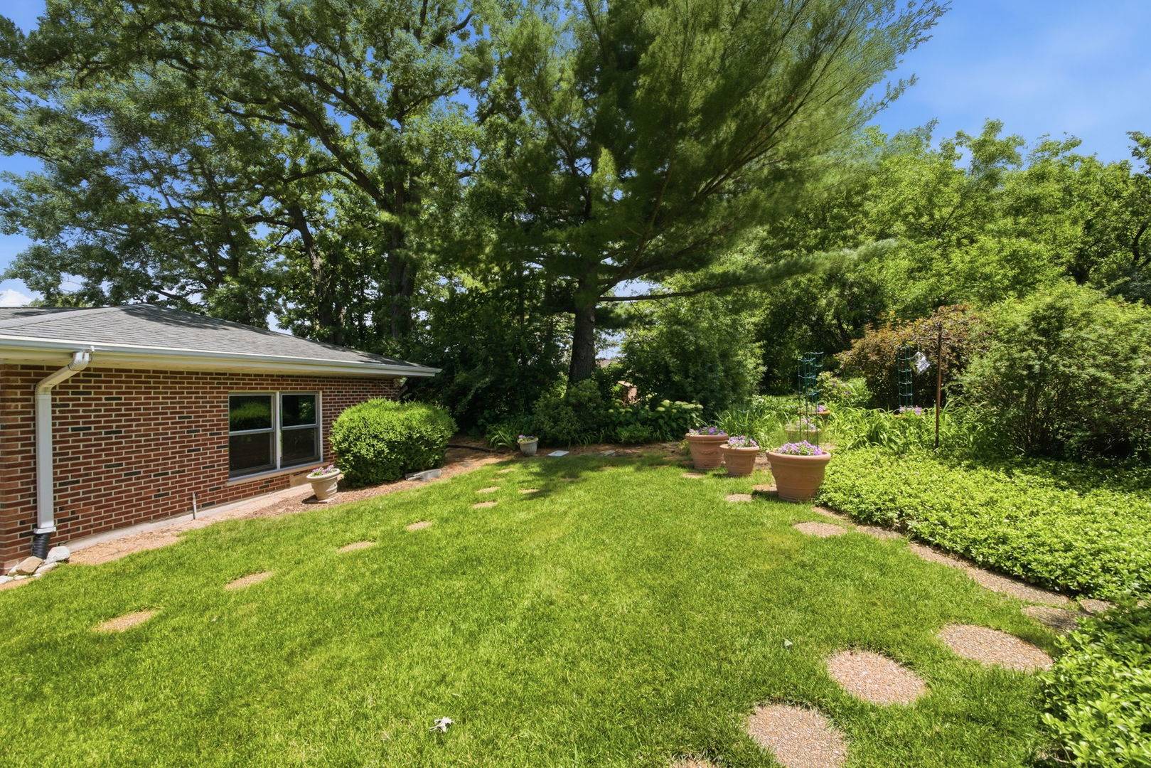 1065 Barneswood DR, Downers Grove, IL 60515
