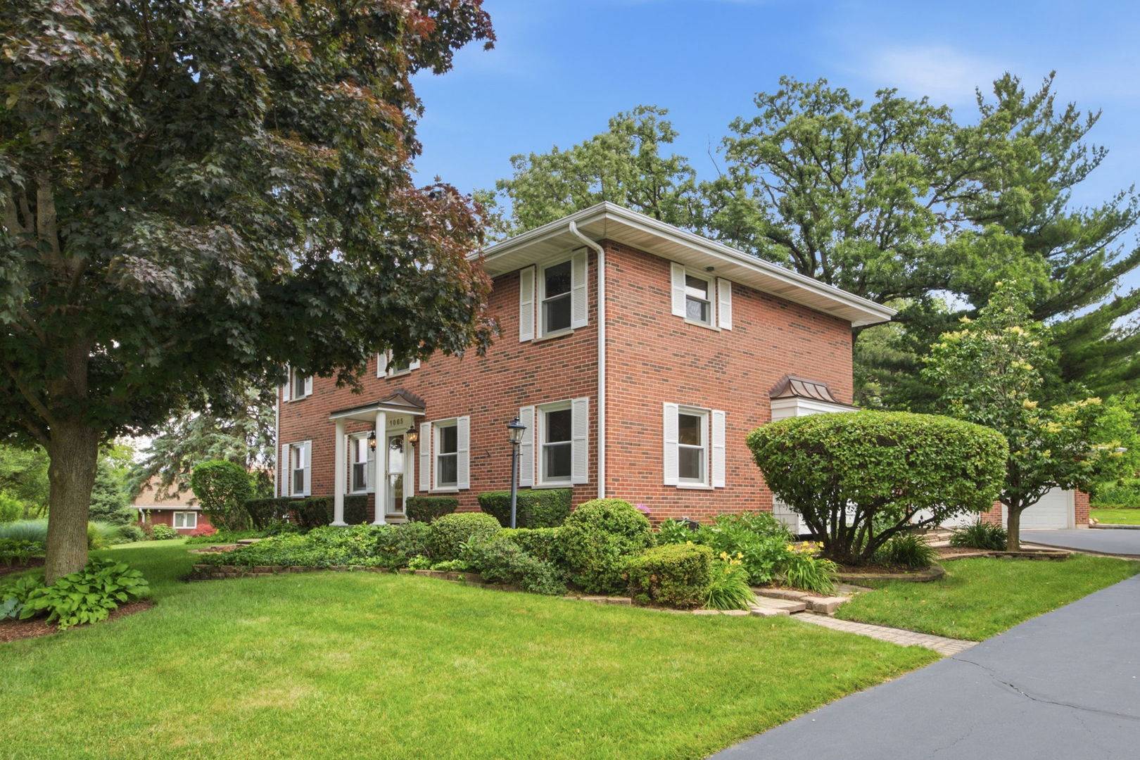 1065 Barneswood DR, Downers Grove, IL 60515