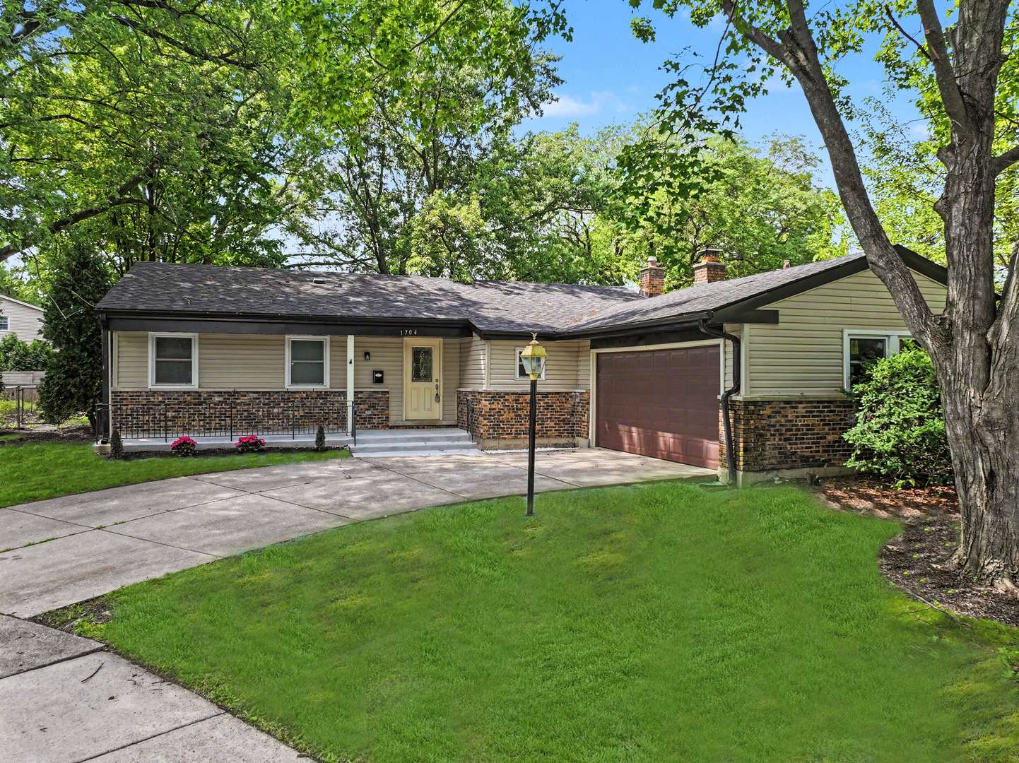 1704 S Highland AVE, Arlington Heights, IL 60005