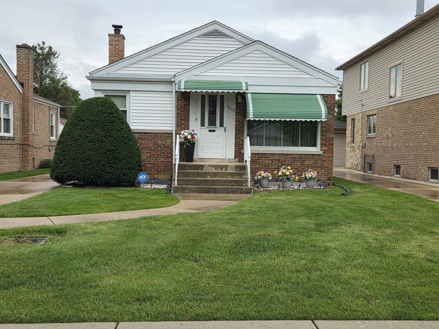 7416 W Winnemac AVE, Harwood Heights, IL 60706