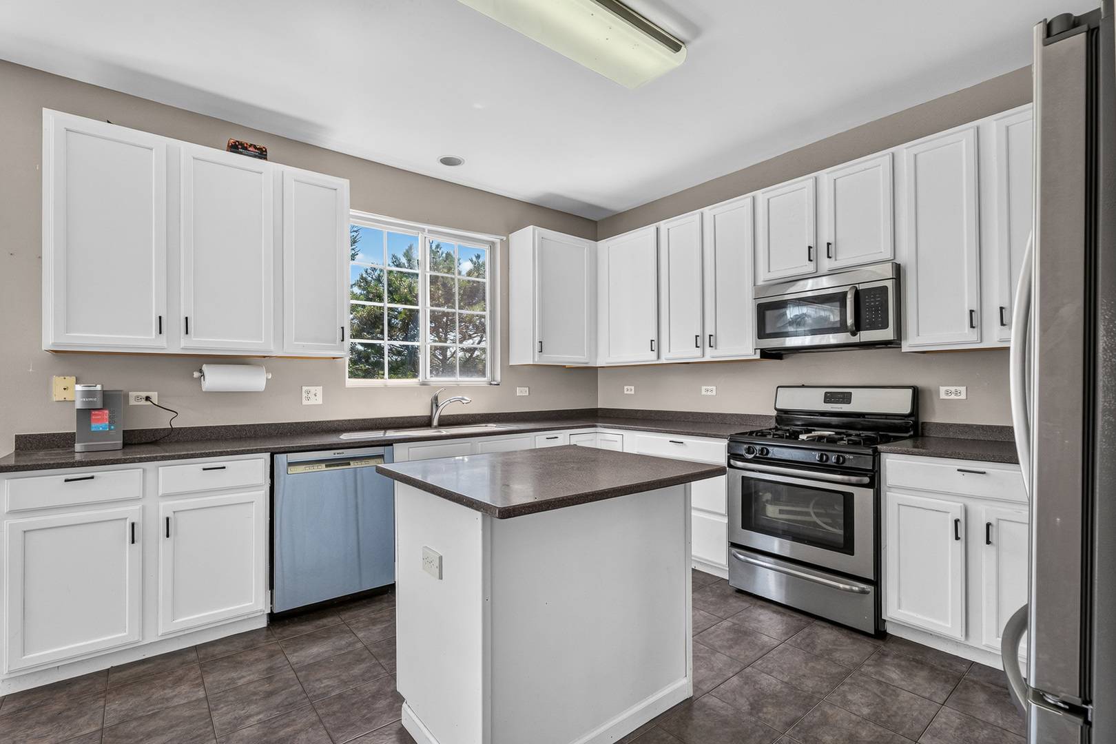 205 Station Park CIR, Grayslake, IL 60030