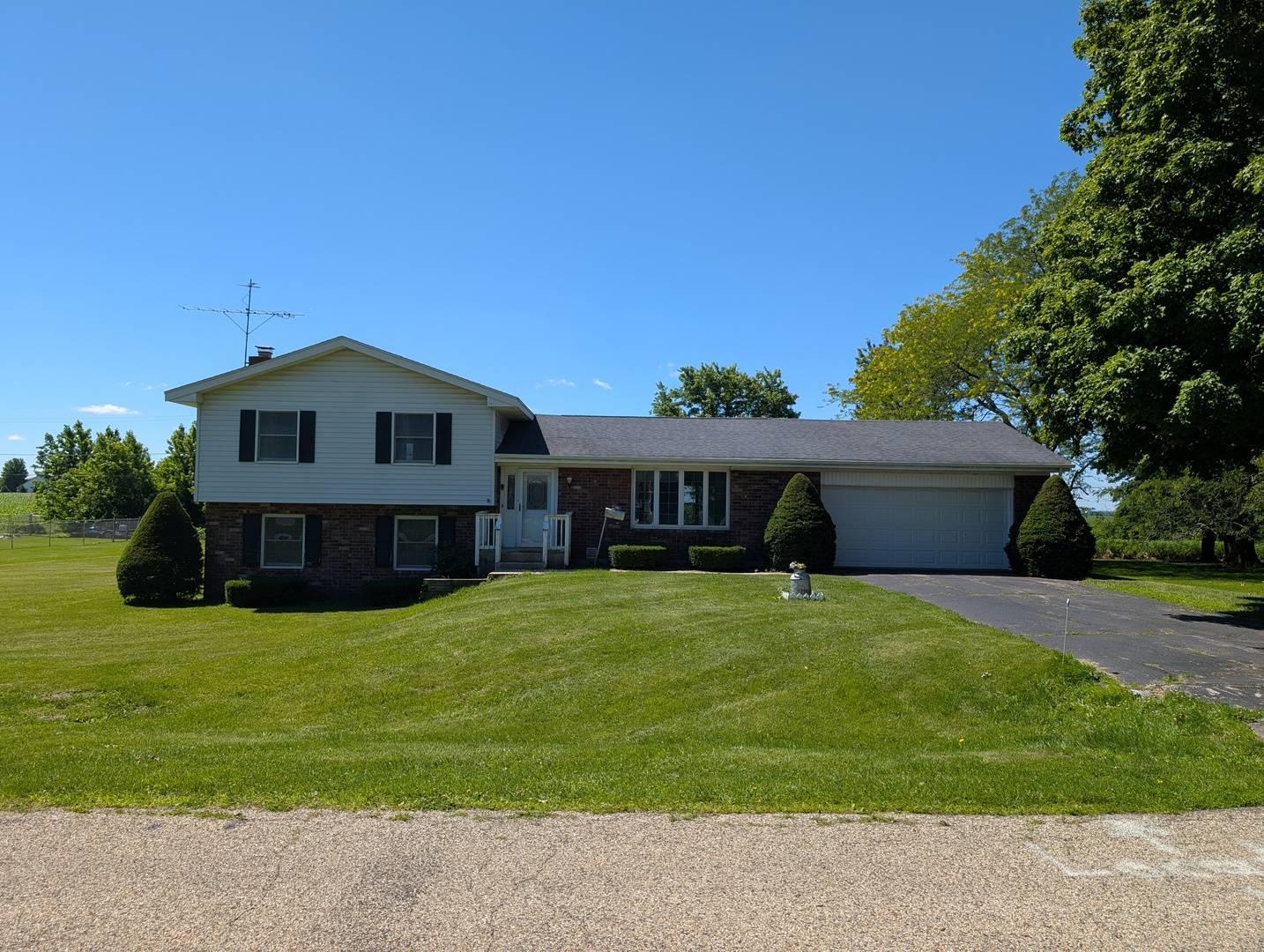 201 Meadow LN, Monroe Center, IL 61052