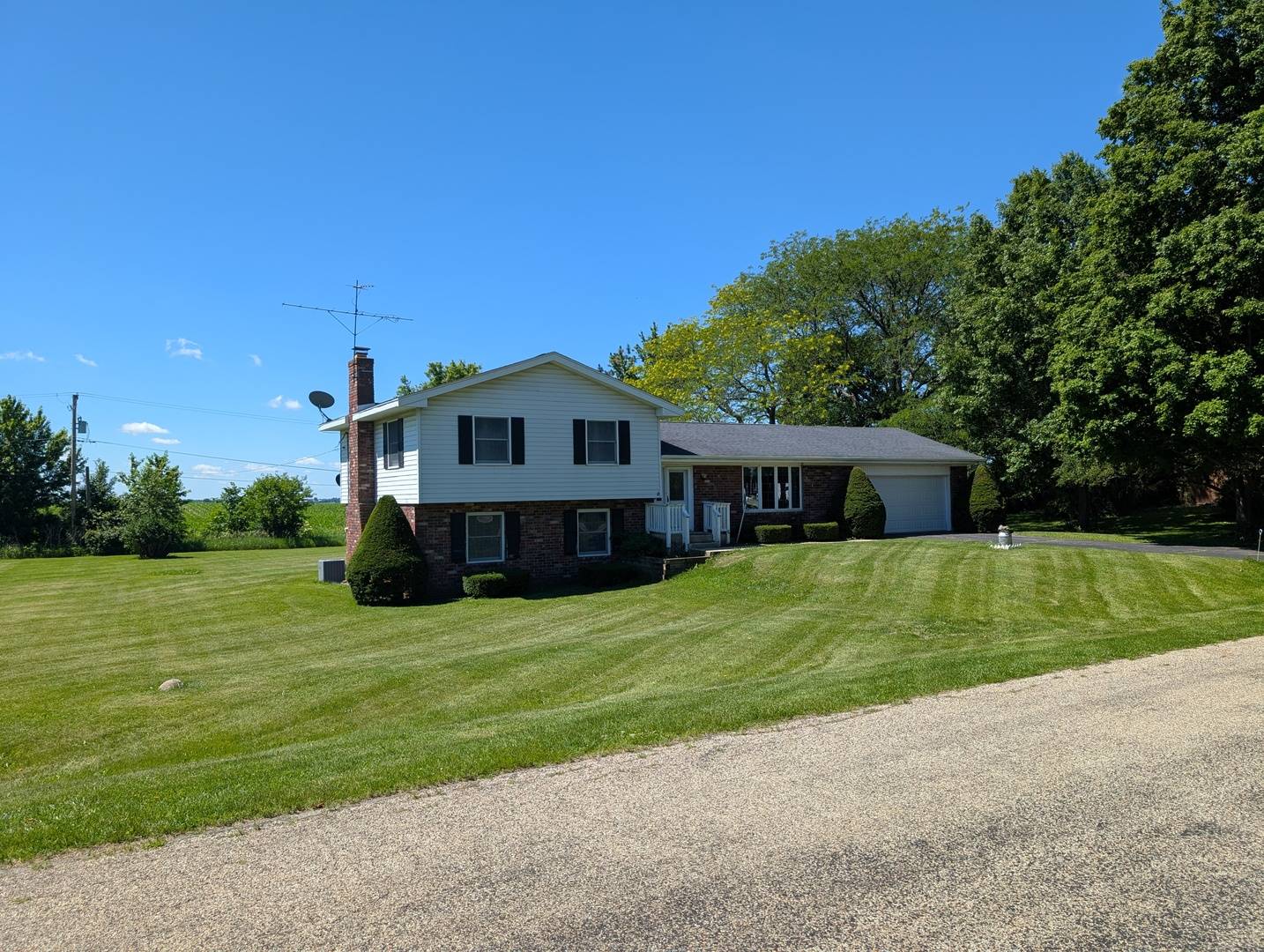 201 Meadow LN, Monroe Center, IL 61052