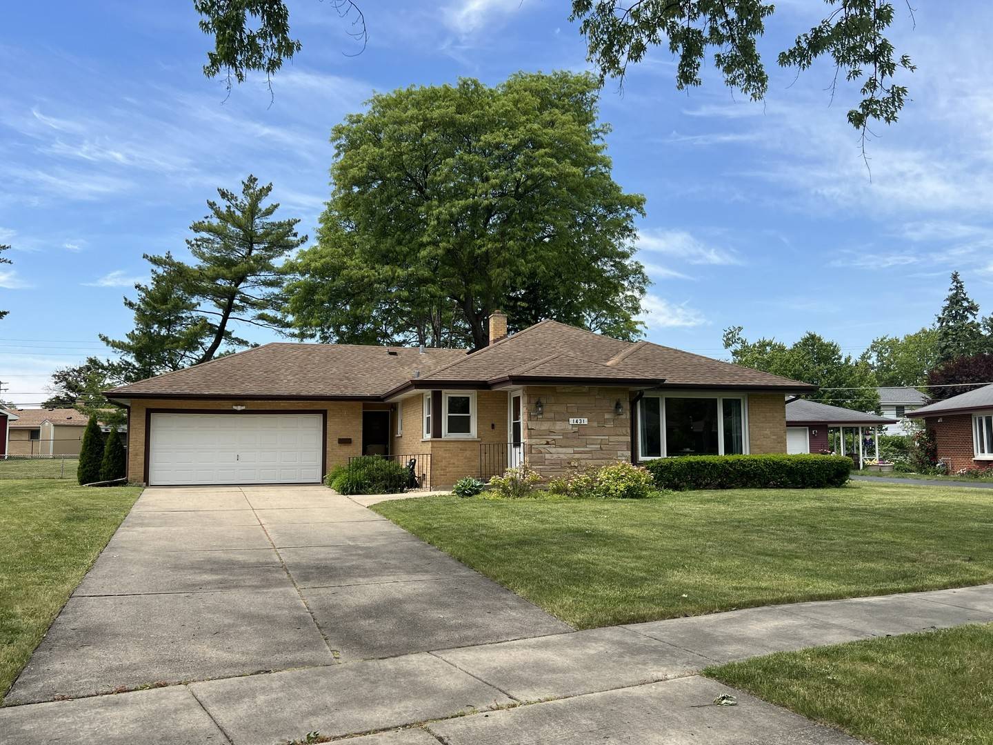 1431 E Emmerson LN, Mount Prospect, IL 60056