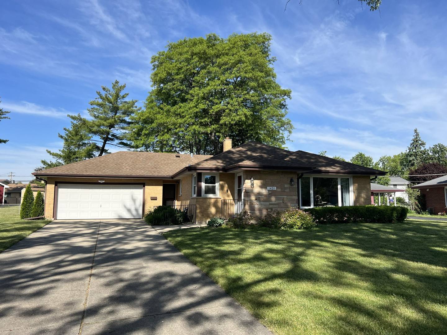 1431 E Emmerson LN, Mount Prospect, IL 60056