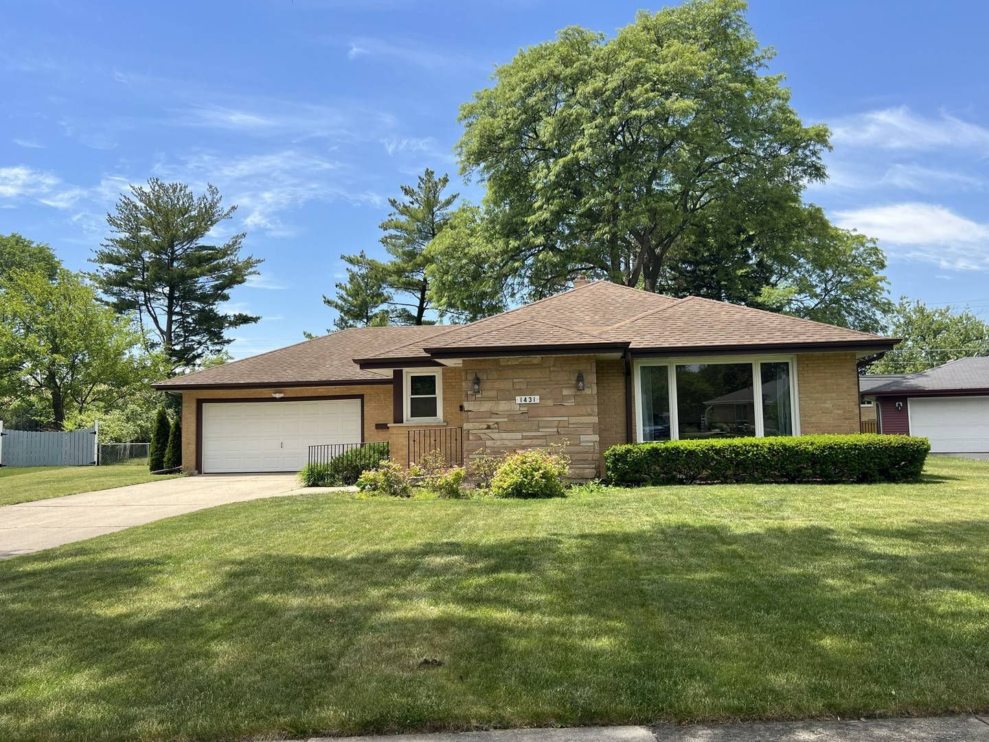 1431 E Emmerson LN, Mount Prospect, IL 60056