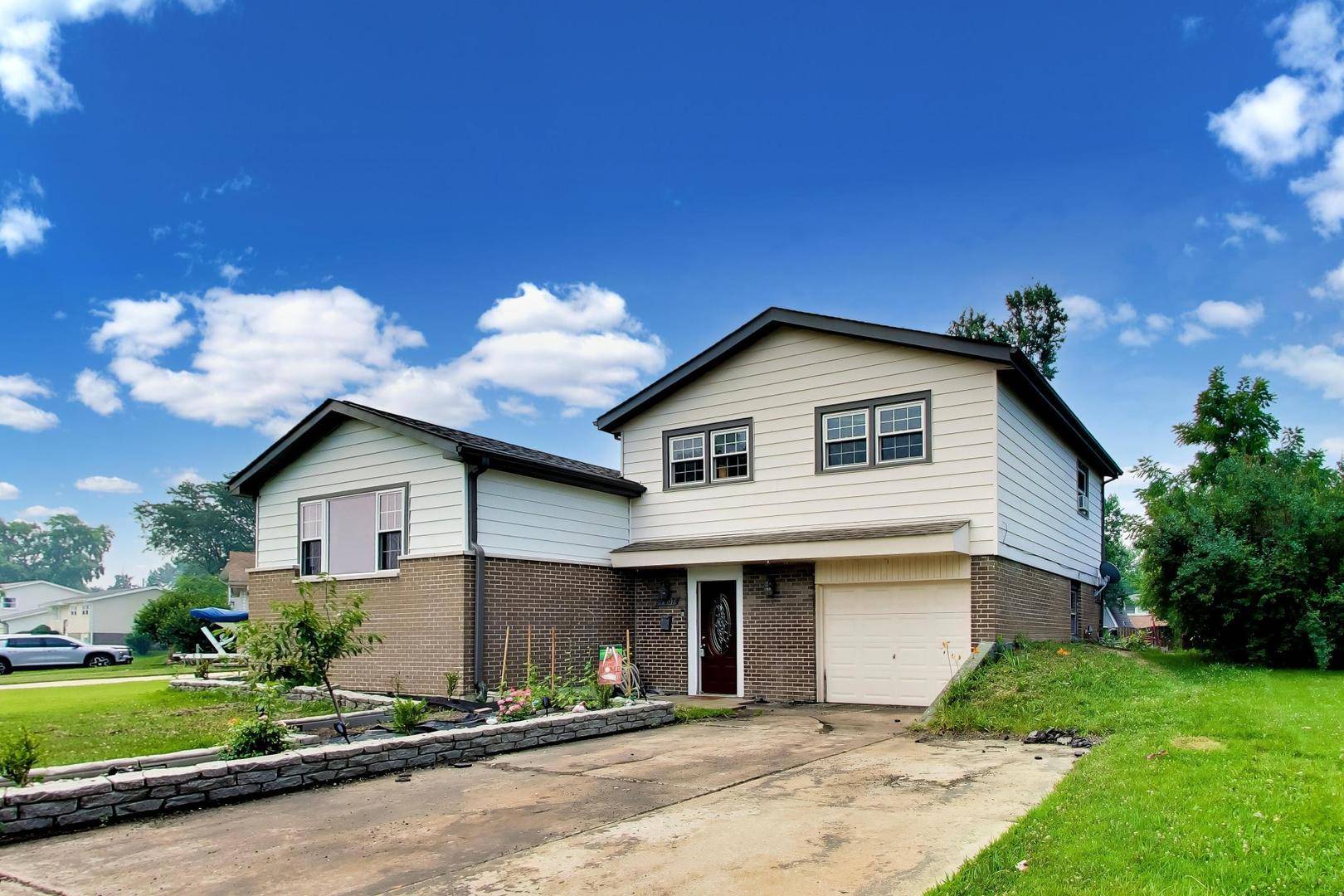 9007 W 92nd ST, Hickory Hills, IL 60457