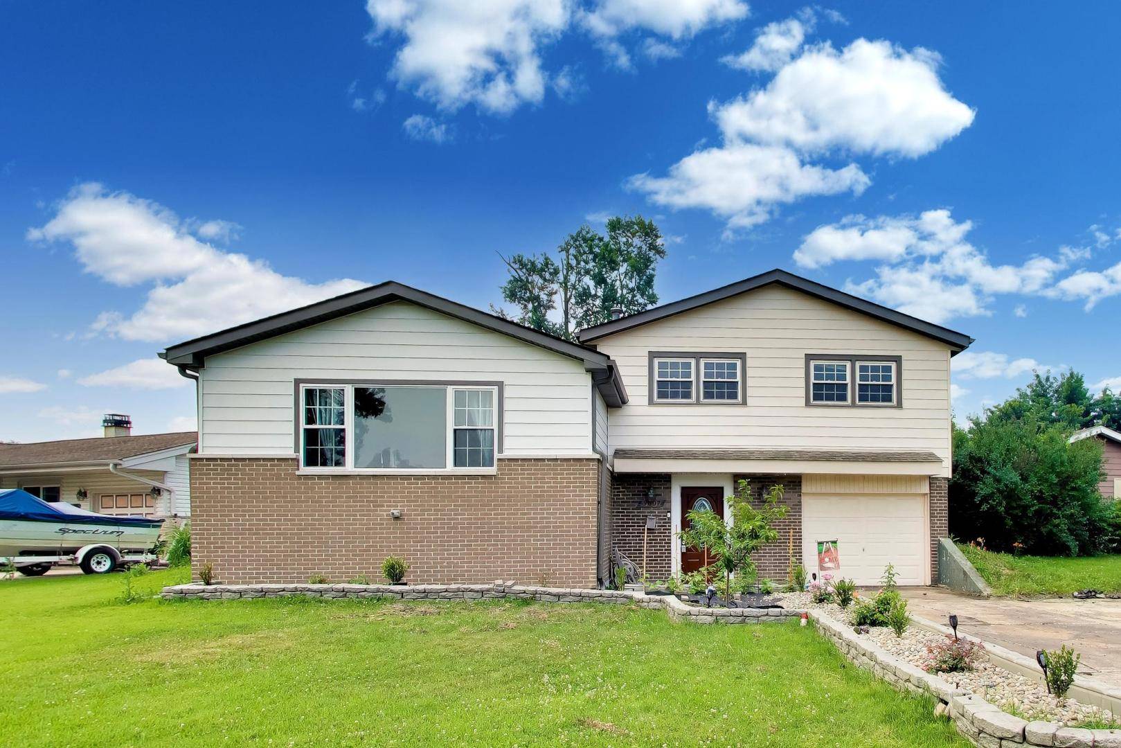 9007 W 92nd ST, Hickory Hills, IL 60457