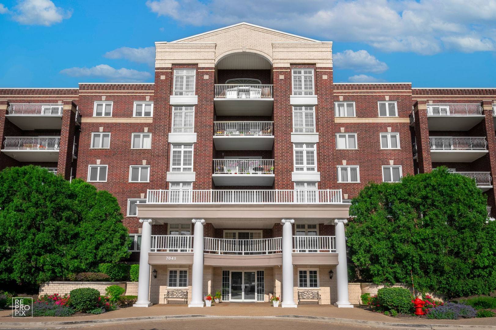 7041 W Touhy AVE #406, Niles, IL 60714