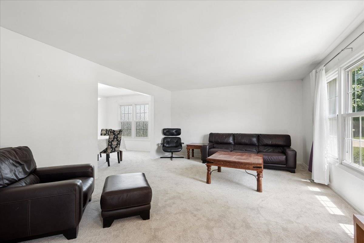 8 Auburn DR, Glendale Heights, IL 60139