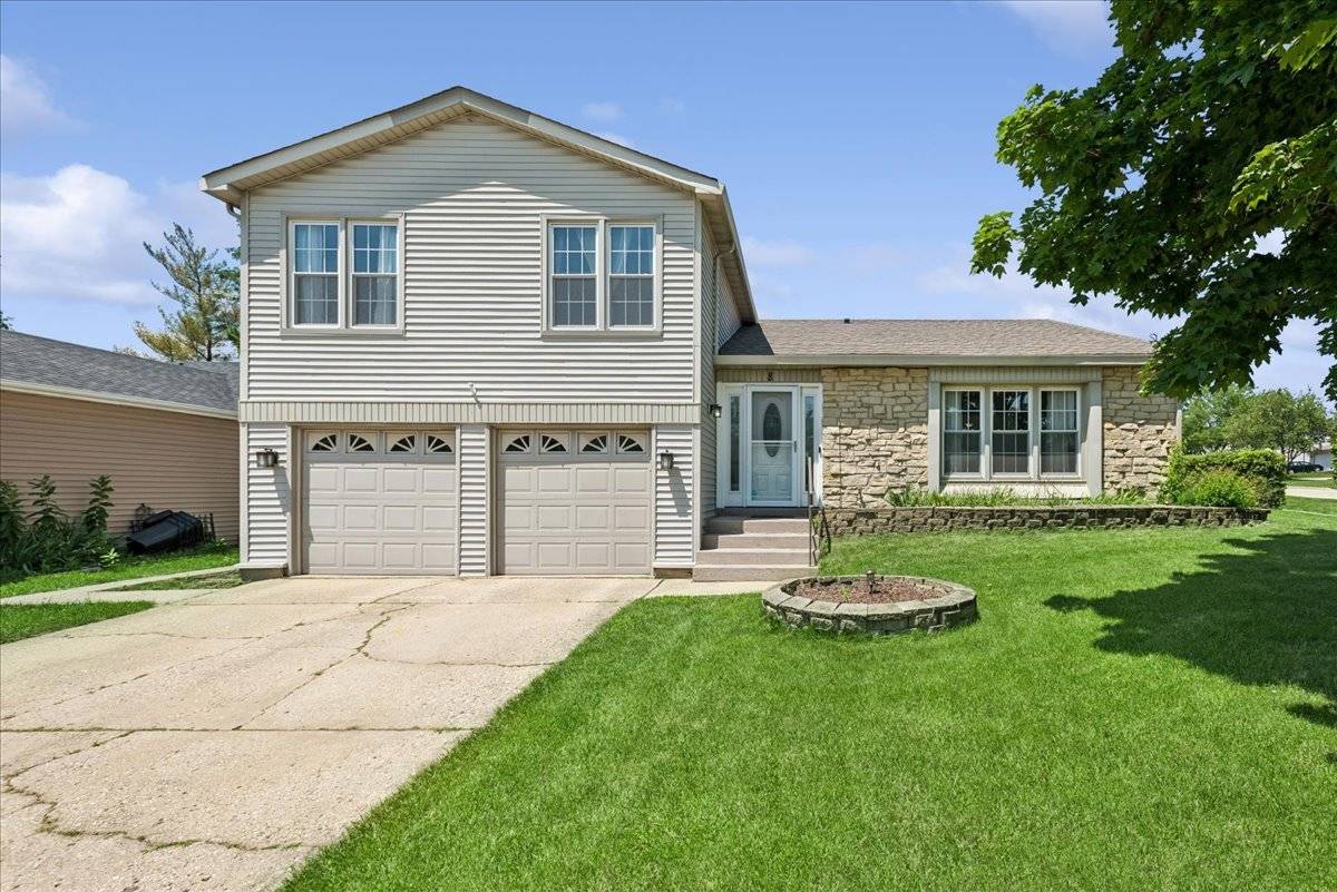 8 Auburn DR, Glendale Heights, IL 60139