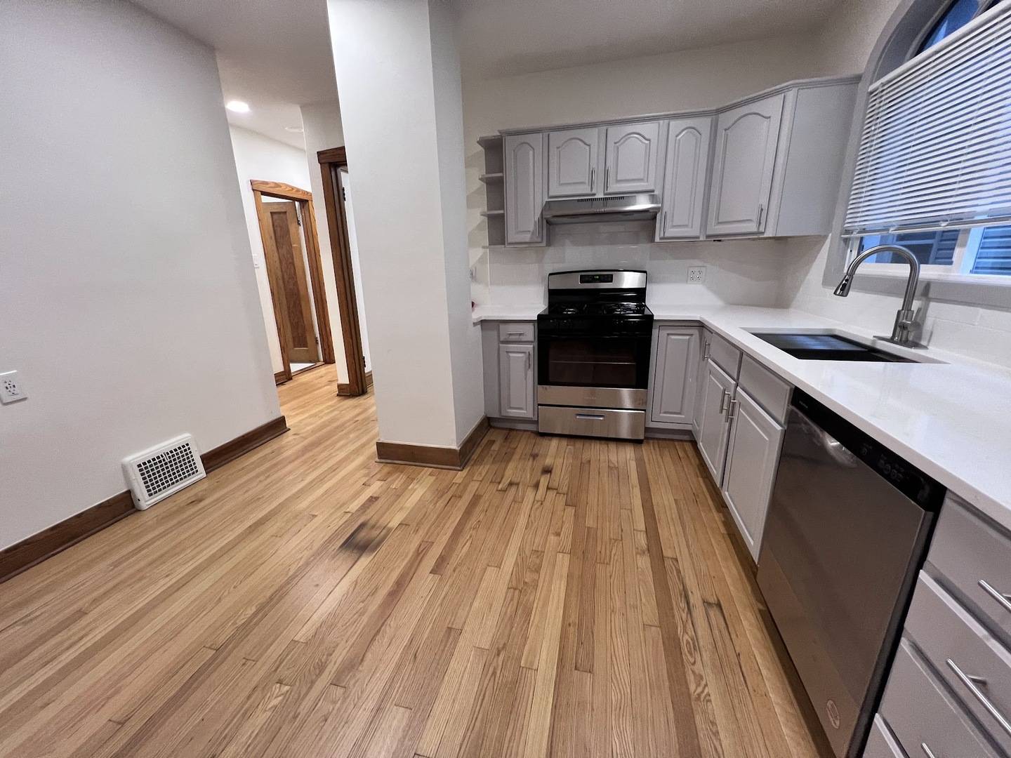 5833 W Peterson AVE #1, Chicago, IL 60646
