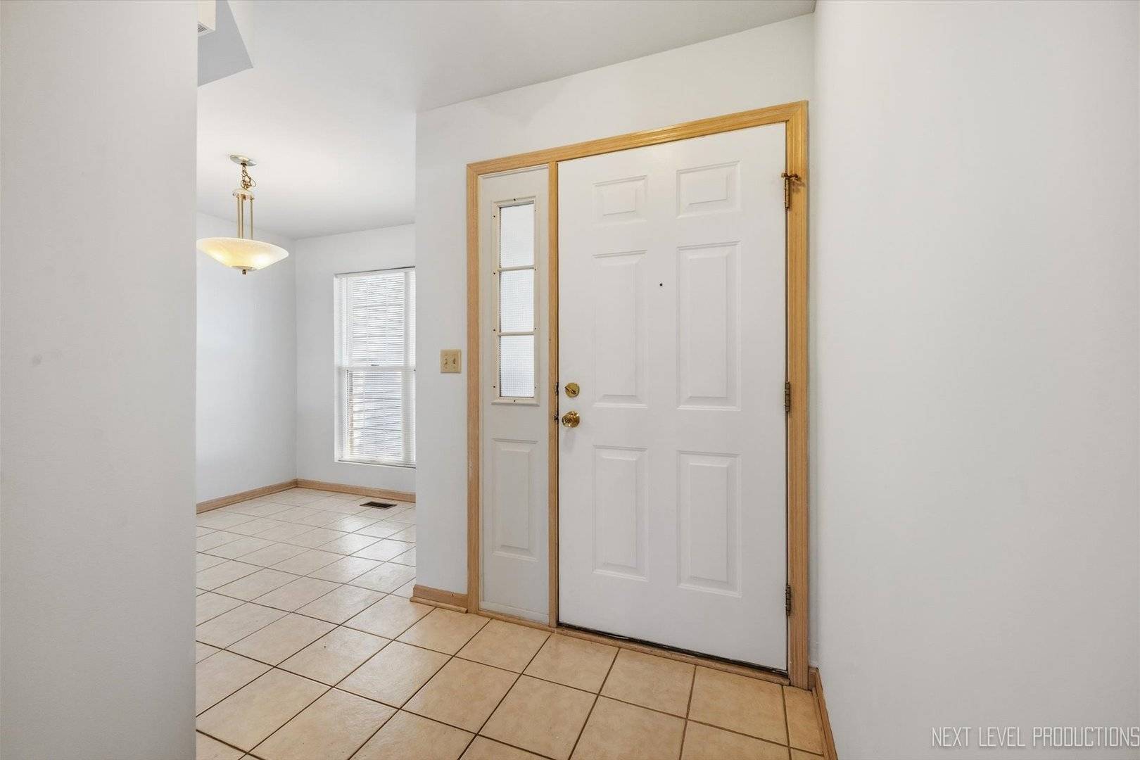 37 Ione DR #B, South Elgin, IL 60177