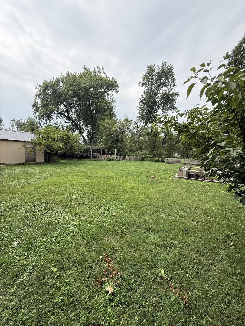 47 W Algonquin RD, Des Plaines, IL 60016