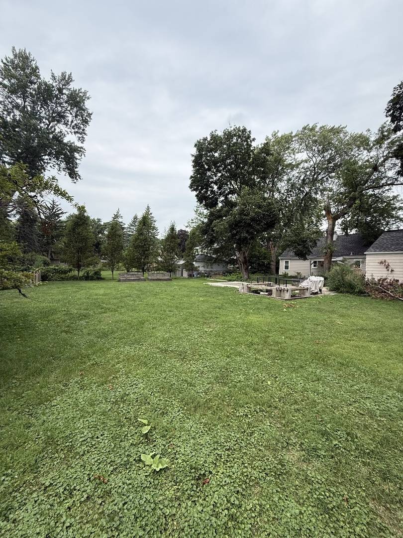 47 W Algonquin RD, Des Plaines, IL 60016