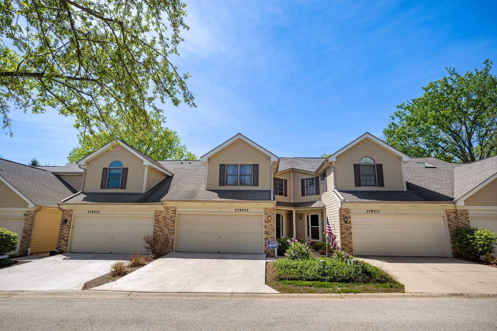 27W225 Ash CT, Winfield, IL 60190
