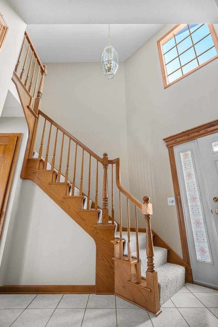 27W225 Ash CT, Winfield, IL 60190