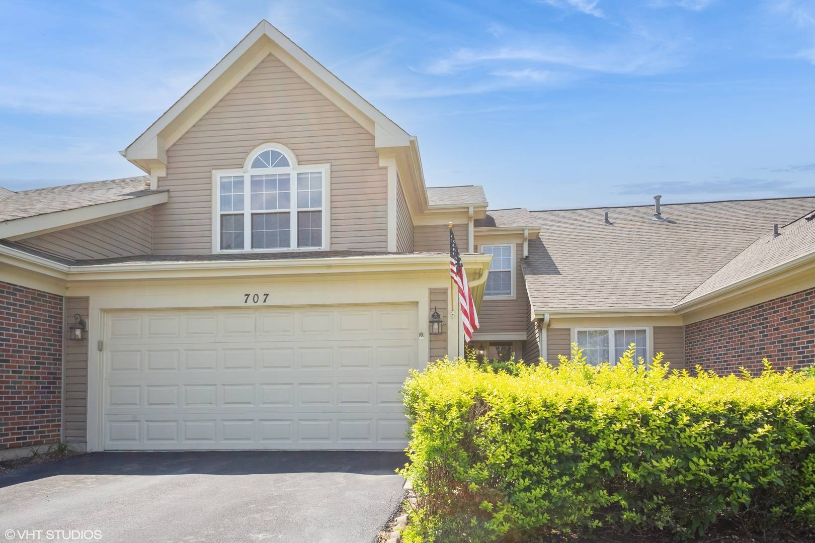707 Clover Hill CT, Elk Grove Village, IL 60007