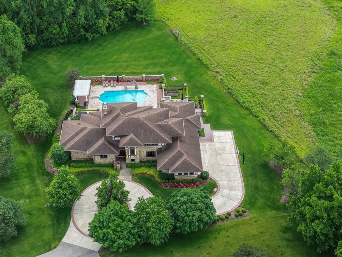 39W973 Crosscreek LN, St. Charles, IL 60175