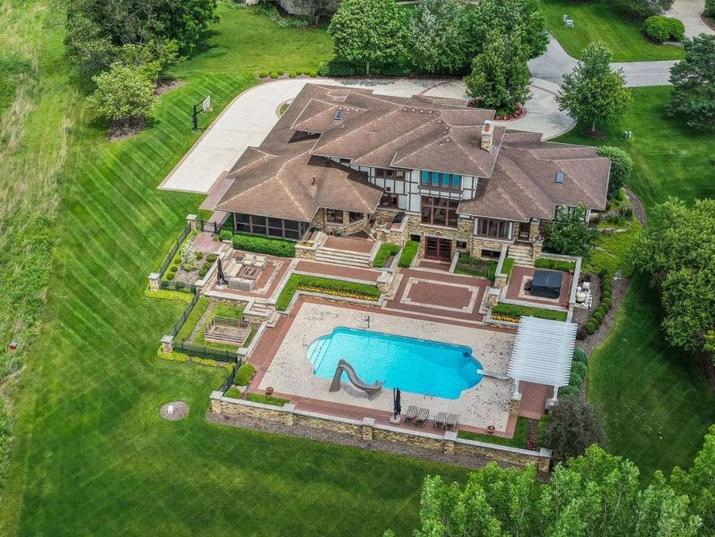 39W973 Crosscreek LN, St. Charles, IL 60175