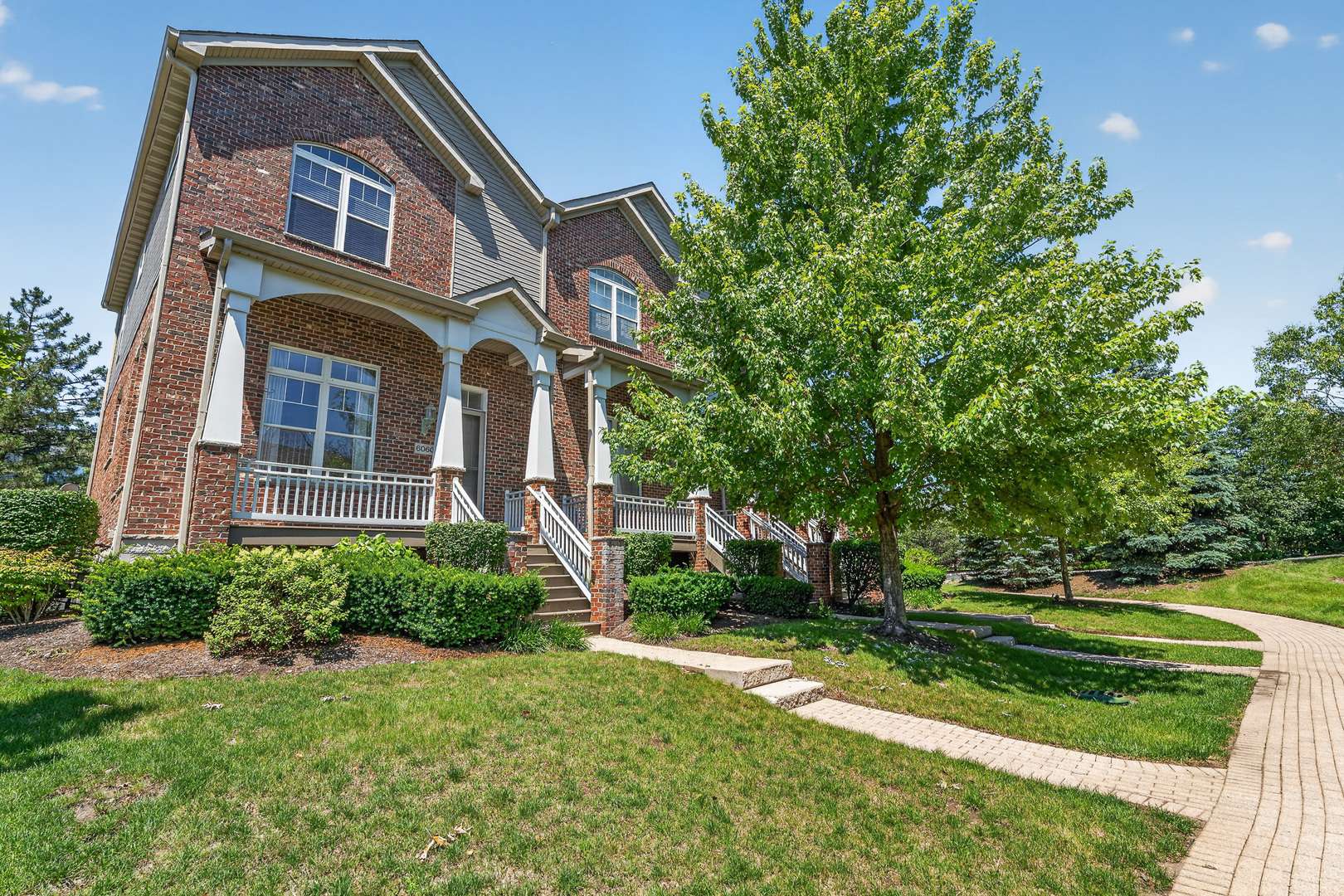 6060 Ironwood LN, Lisle, IL 60532