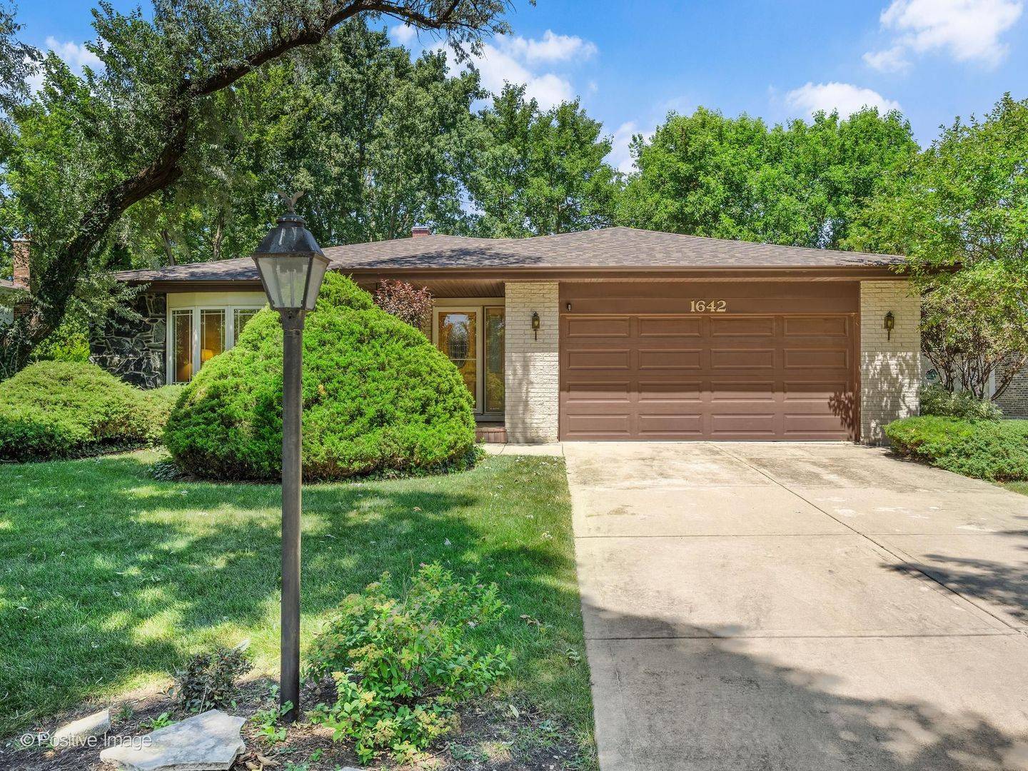 1642 Clemens RD, Darien, IL 60561